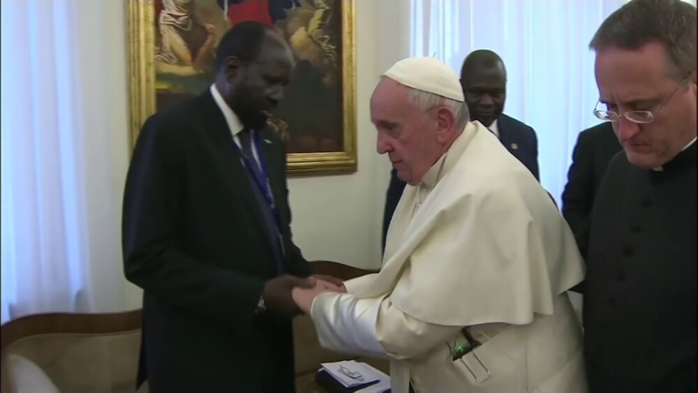 Momentul în care Papa Francisc sărută picioarele liderilor a două grupări rivale. VIDEO - Imaginea 1