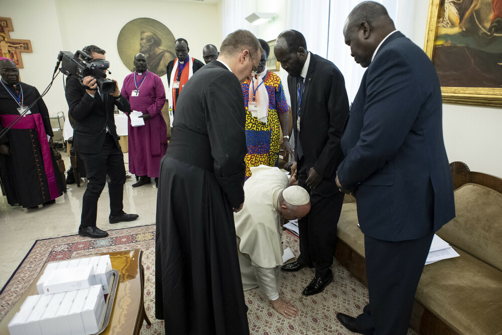 Momentul în care Papa Francisc sărută picioarele liderilor a două grupări rivale. VIDEO - Imaginea 15