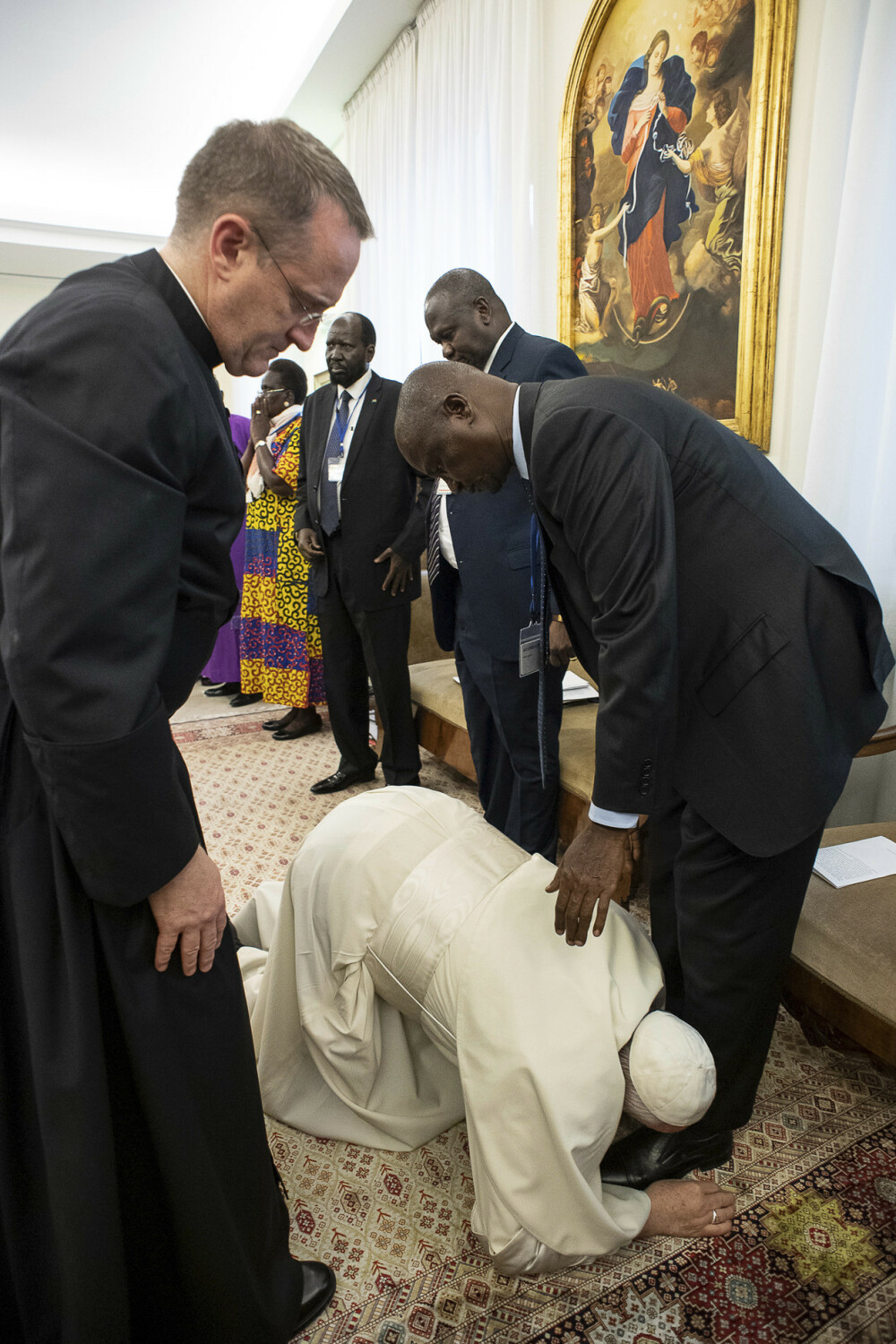 Momentul în care Papa Francisc sărută picioarele liderilor a două grupări rivale. VIDEO - Imaginea 14