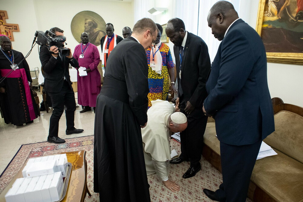 Momentul în care Papa Francisc sărută picioarele liderilor a două grupări rivale. VIDEO - Imaginea 13