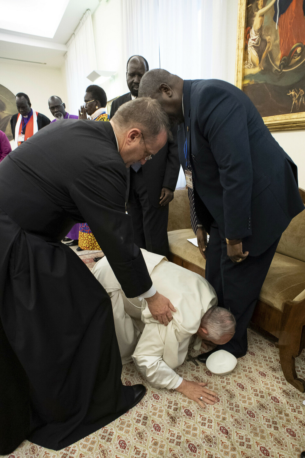 Momentul în care Papa Francisc sărută picioarele liderilor a două grupări rivale. VIDEO - Imaginea 12