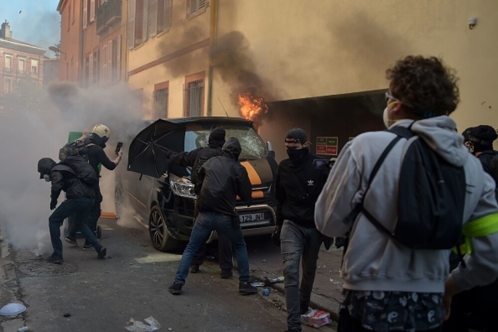 Violențe în Franța. Vestele galbene au provocat haos pe străzile din Toulouse. GALERIE FOTO - Imaginea 9
