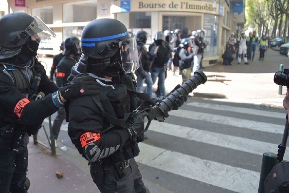 Violențe în Franța. Vestele galbene au provocat haos pe străzile din Toulouse. GALERIE FOTO - Imaginea 8