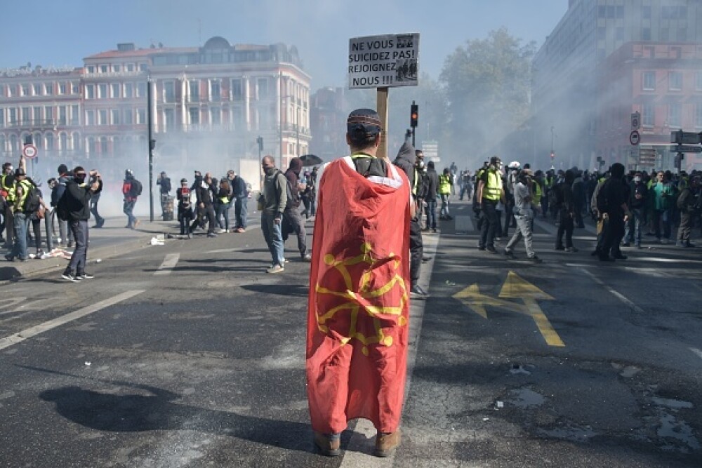 Violențe în Franța. Vestele galbene au provocat haos pe străzile din Toulouse. GALERIE FOTO - Imaginea 3