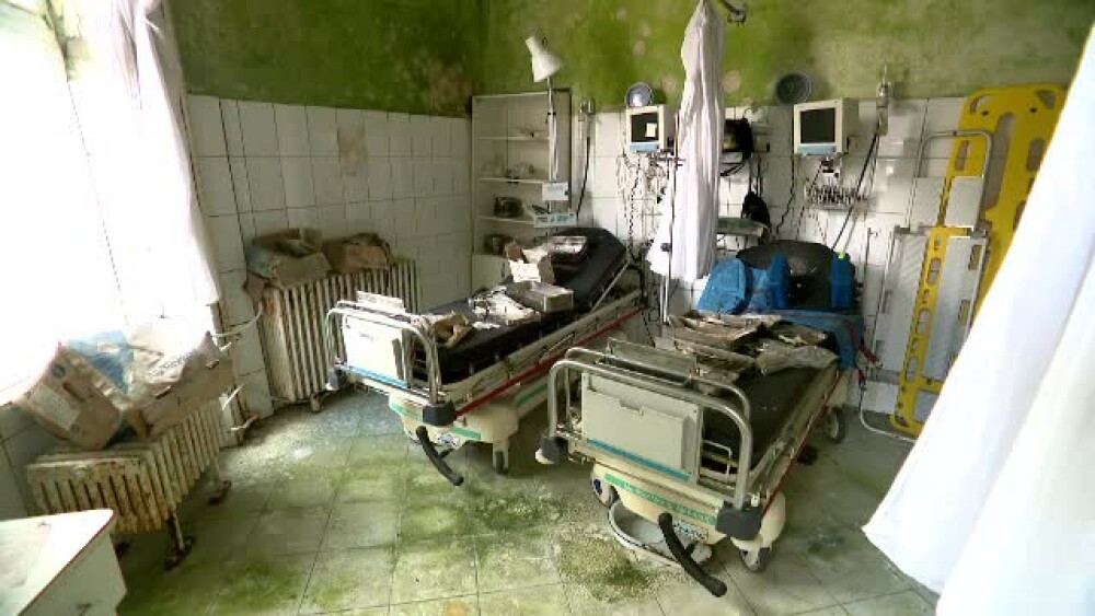 Spitalul nou care a ajuns ruină din vina autorităților. Medicii și-au lăsat halatele în cuier - Imaginea 7