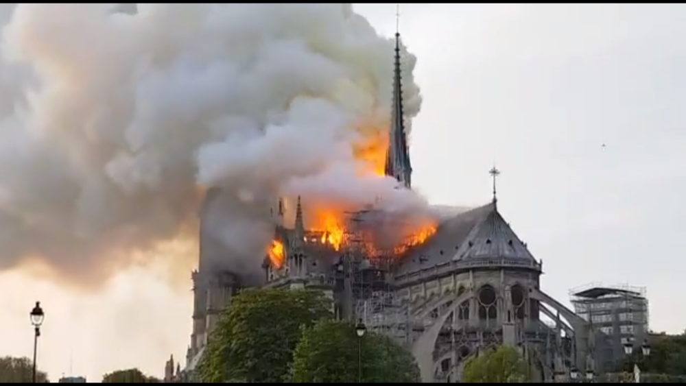 Incendiu devastator la catedrala Notre-Dame din Paris. Structura clădirii, salvată. VIDEO - Imaginea 1