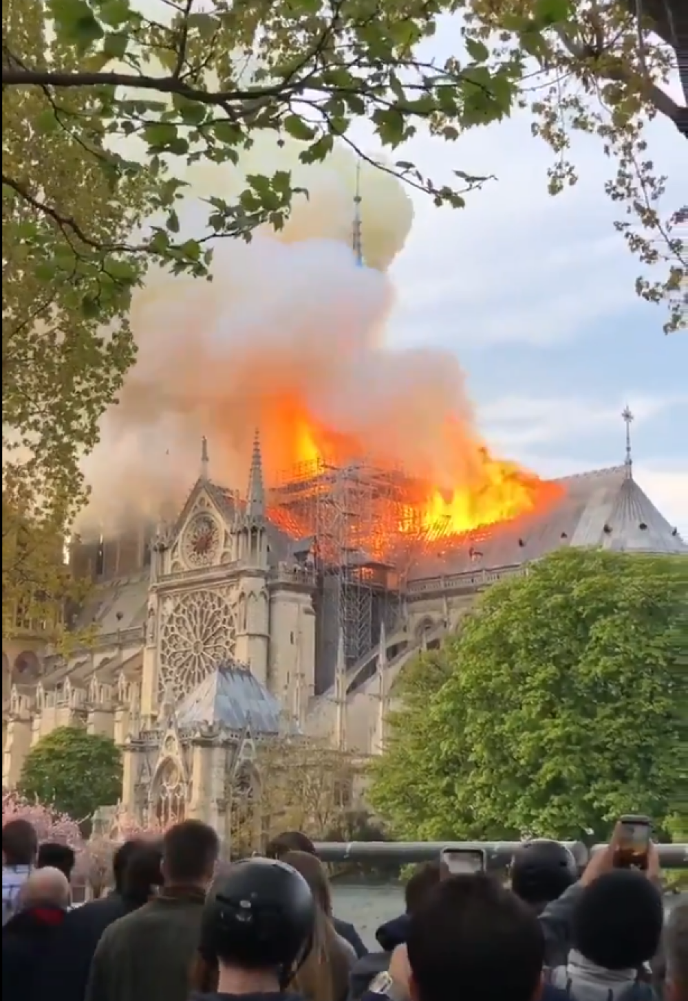 Motivul pentru care pompierii nu sting incendiul de la Notre Dame aruncând apă din avion - Imaginea 9
