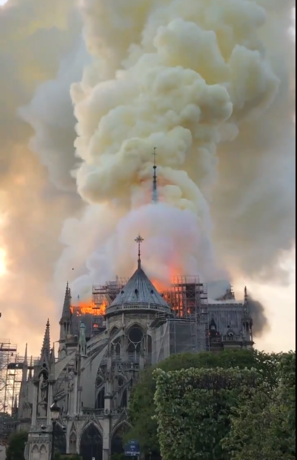 Incendiu devastator la catedrala Notre-Dame din Paris. Structura clădirii, salvată. VIDEO - Imaginea 3