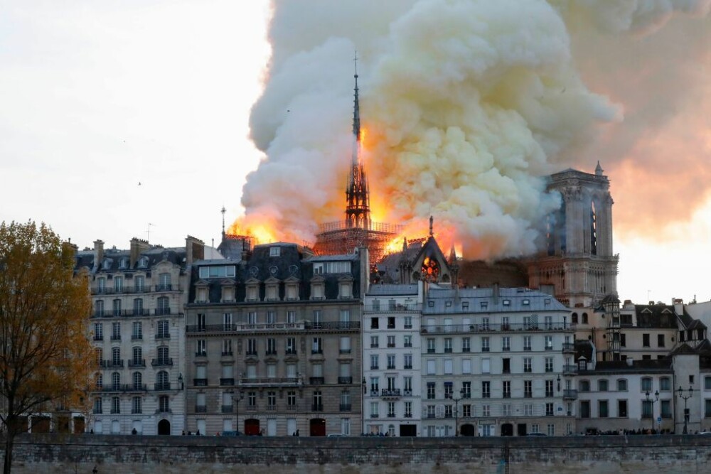 Motivul pentru care pompierii nu sting incendiul de la Notre Dame aruncând apă din avion - Imaginea 12