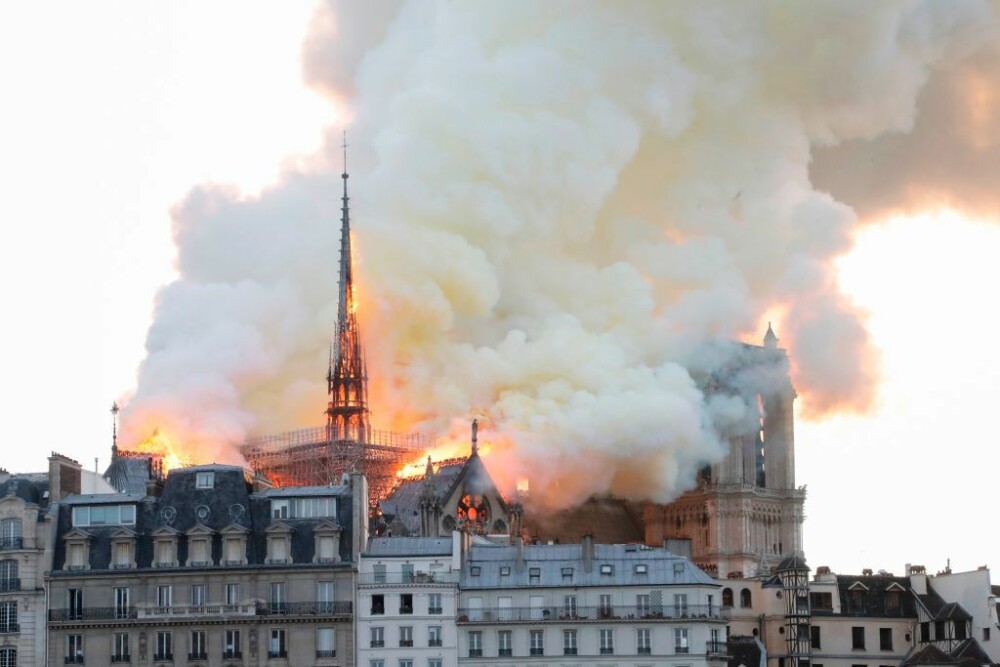 Incendiul de la Notre-Dame. Momentul în care o parte a acoperișului se prăbușește - Imaginea 7