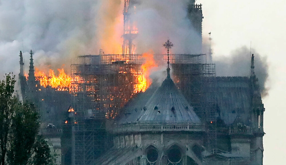 Incendiul de la Notre-Dame. Momentul în care o parte a acoperișului se prăbușește - Imaginea 6