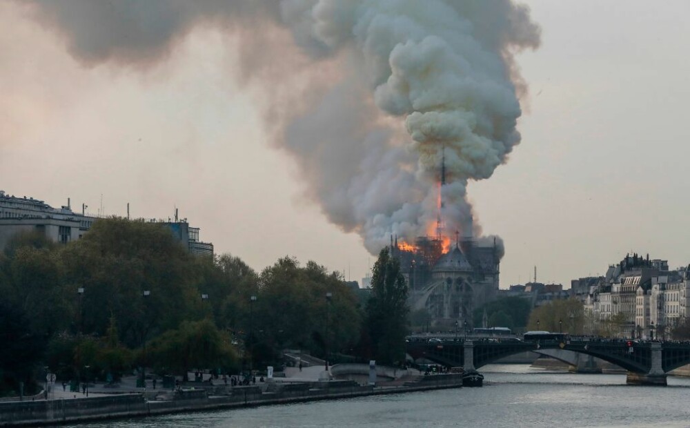 Incendiu devastator la catedrala Notre-Dame din Paris. Structura clădirii, salvată. VIDEO - Imaginea 5