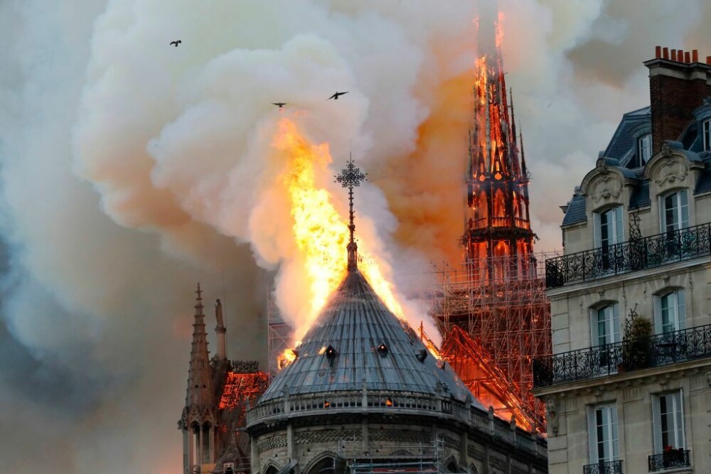 Incendiul de la Notre-Dame. Momentul în care o parte a acoperișului se prăbușește - Imaginea 5