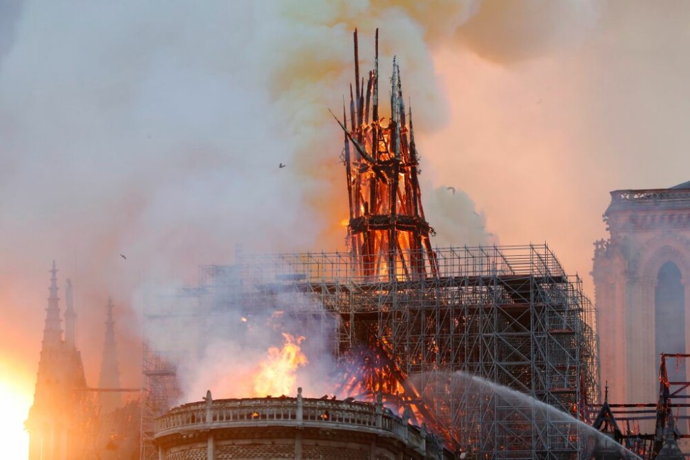 Incendiul de la Notre Dame. Emmanuel Macron promite reconstruirea catedralei în 5 ani - Imaginea 12