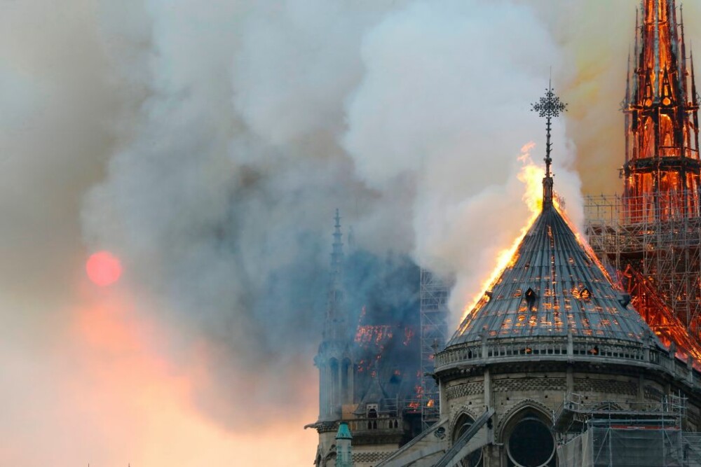 Incendiul de la Notre-Dame. Momentul în care o parte a acoperișului se prăbușește - Imaginea 2
