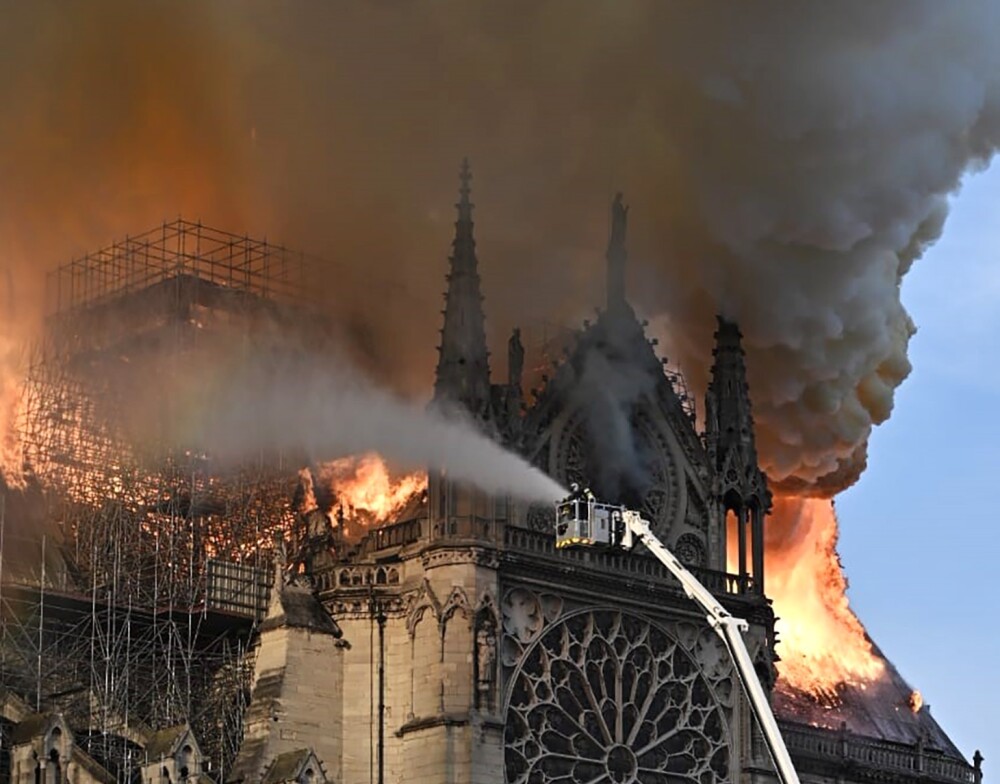 Incendiul de la Notre Dame. Emmanuel Macron promite reconstruirea catedralei în 5 ani - Imaginea 13