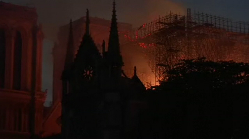 Motivul pentru care pompierii nu sting incendiul de la Notre Dame aruncând apă din avion - Imaginea 1