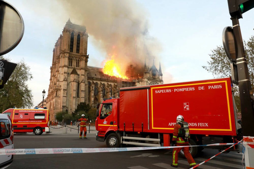 Incendiul de la Notre Dame. Emmanuel Macron promite reconstruirea catedralei în 5 ani - Imaginea 14