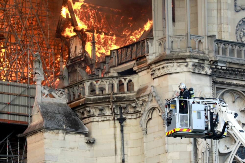 Incendiul de la Notre Dame. Emmanuel Macron promite reconstruirea catedralei în 5 ani - Imaginea 15