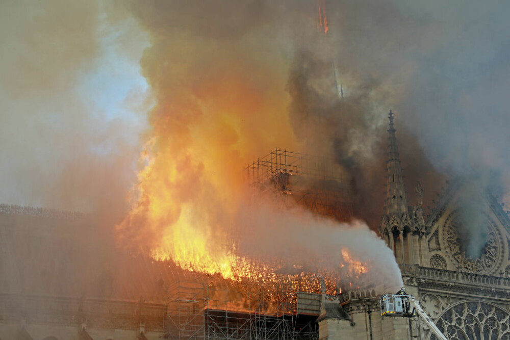 Incendiu devastator la catedrala Notre-Dame din Paris. Structura clădirii, salvată. VIDEO - Imaginea 15
