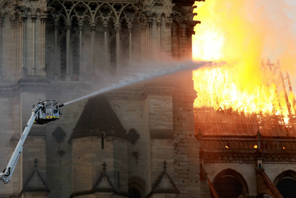 Incendiul de la Notre Dame. Emmanuel Macron promite reconstruirea catedralei în 5 ani - Imaginea 16