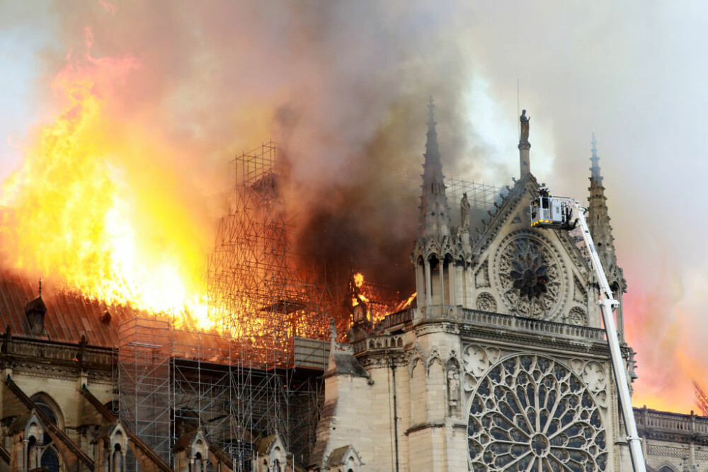 Incendiul de la Notre Dame. Emmanuel Macron promite reconstruirea catedralei în 5 ani - Imaginea 17