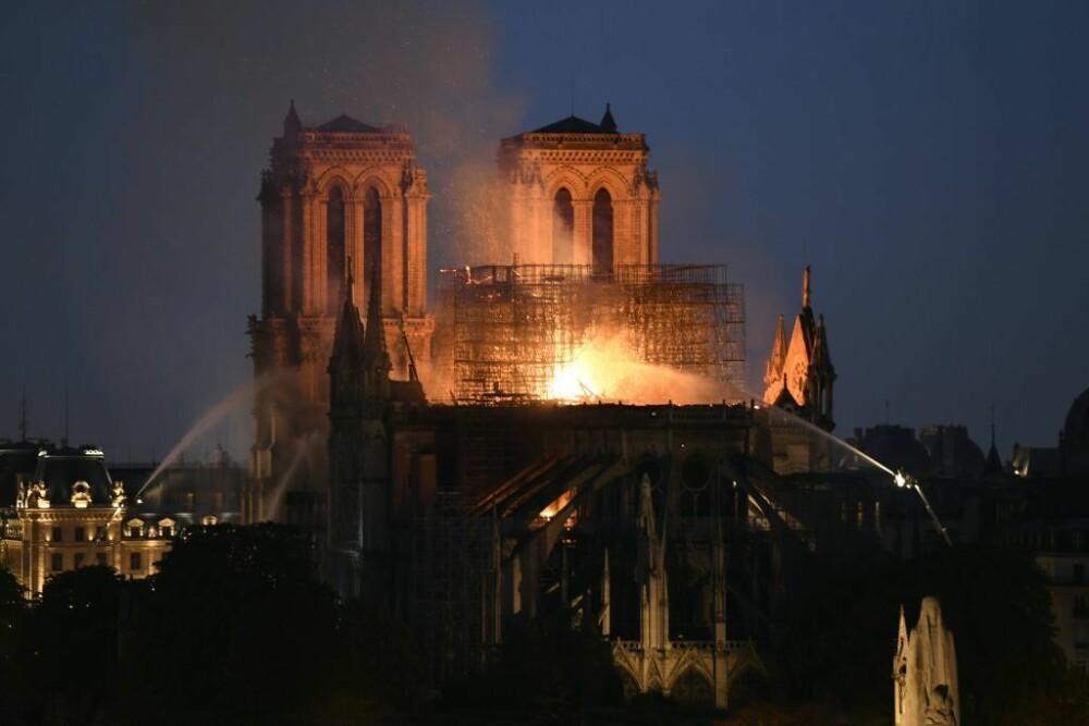 Incendiu devastator la catedrala Notre-Dame din Paris. Structura clădirii, salvată. VIDEO - Imaginea 19