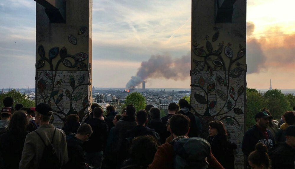 Momentul în care parizienii, devastați de incendiul de la Notre Dame, încep să cânte imnuri - Imaginea 12