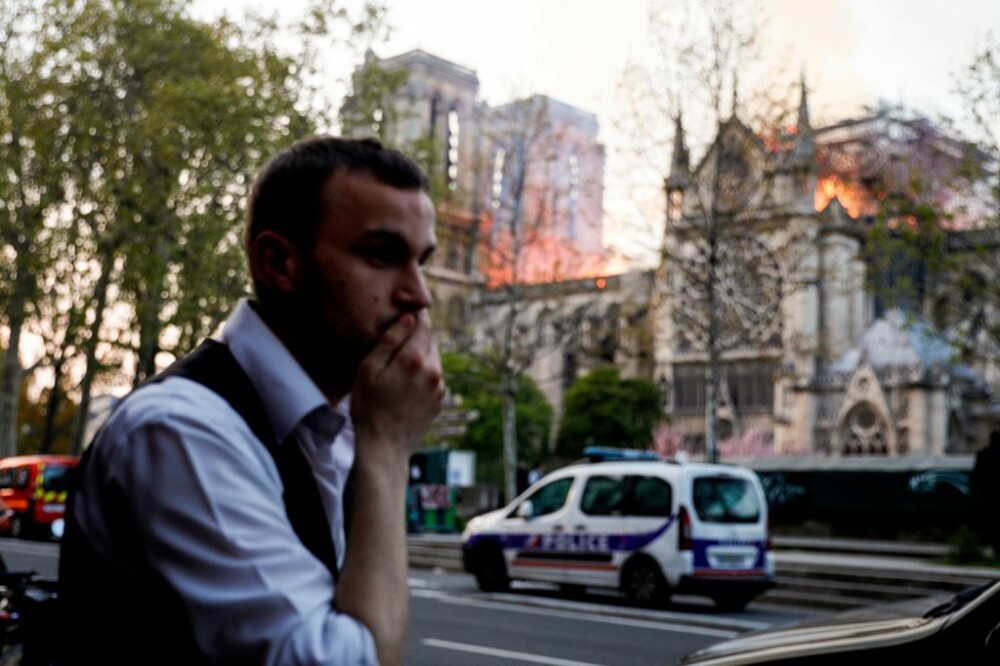 Momentul în care parizienii, devastați de incendiul de la Notre Dame, încep să cânte imnuri - Imaginea 10