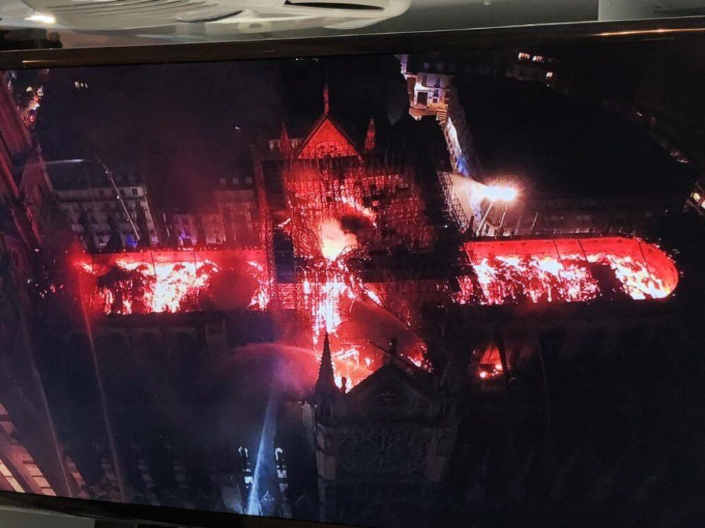Incendiu devastator la catedrala Notre-Dame din Paris. Structura clădirii, salvată. VIDEO - Imaginea 27