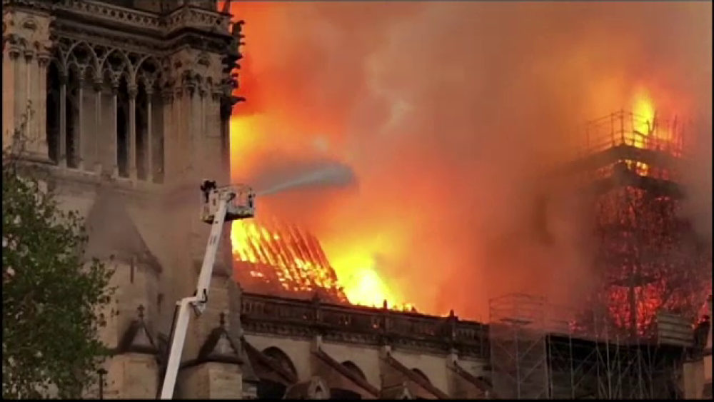 Incendiul de la Notre Dame. Emmanuel Macron promite reconstruirea catedralei în 5 ani - Imaginea 1