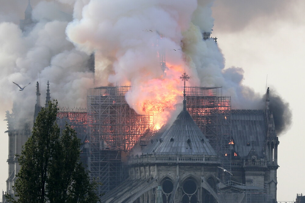 Reacția lui Putin, după incendiul de la Notre Dame. „O undă de durere în inima rușilor” - Imaginea 6