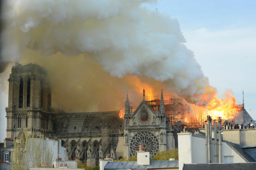 Incendiul de la Notre Dame. Emmanuel Macron promite reconstruirea catedralei în 5 ani - Imaginea 2