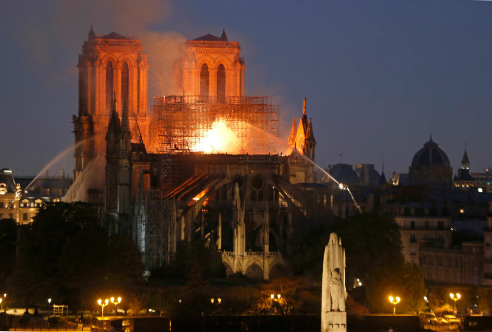 Incendiu la Notre Dame. Clopotele tuturor catedralelor din Franţa bat miercuri seară - Imaginea 22