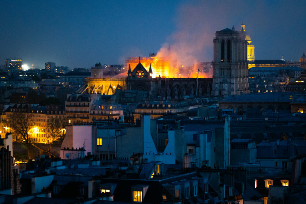 Incendiu la Notre Dame. Clopotele tuturor catedralelor din Franţa bat miercuri seară - Imaginea 21