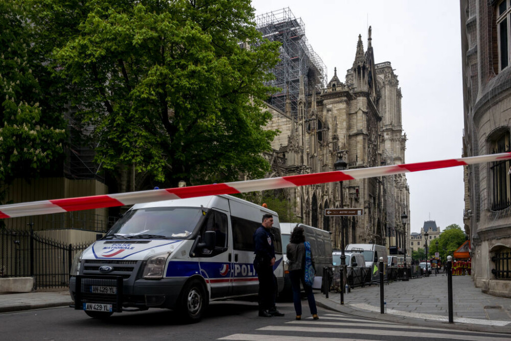 Incendiul de la Notre Dame. Emmanuel Macron promite reconstruirea catedralei în 5 ani - Imaginea 20