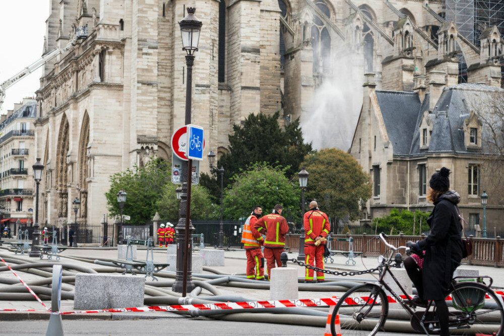 Incendiul de la Notre Dame. Emmanuel Macron promite reconstruirea catedralei în 5 ani - Imaginea 19