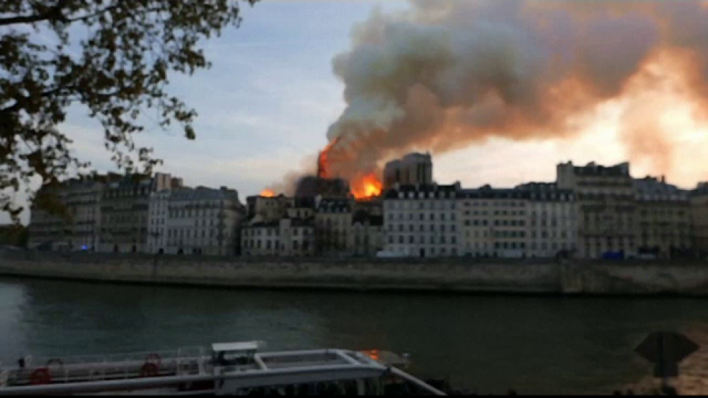 Incendiul de la Notre Dame. Martor român: „Jumătate de catedrală era roșie” - Imaginea 1