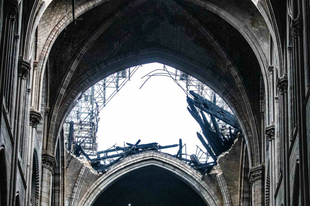 Incendiul de la Notre Dame. Emmanuel Macron promite reconstruirea catedralei în 5 ani - Imaginea 26