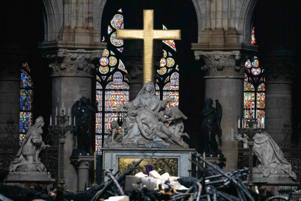 Incendiul de la Notre Dame. Emmanuel Macron promite reconstruirea catedralei în 5 ani - Imaginea 24