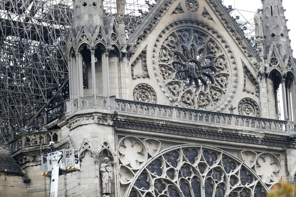 Incendiu la Notre Dame. Clopotele tuturor catedralelor din Franţa bat miercuri seară - Imaginea 1