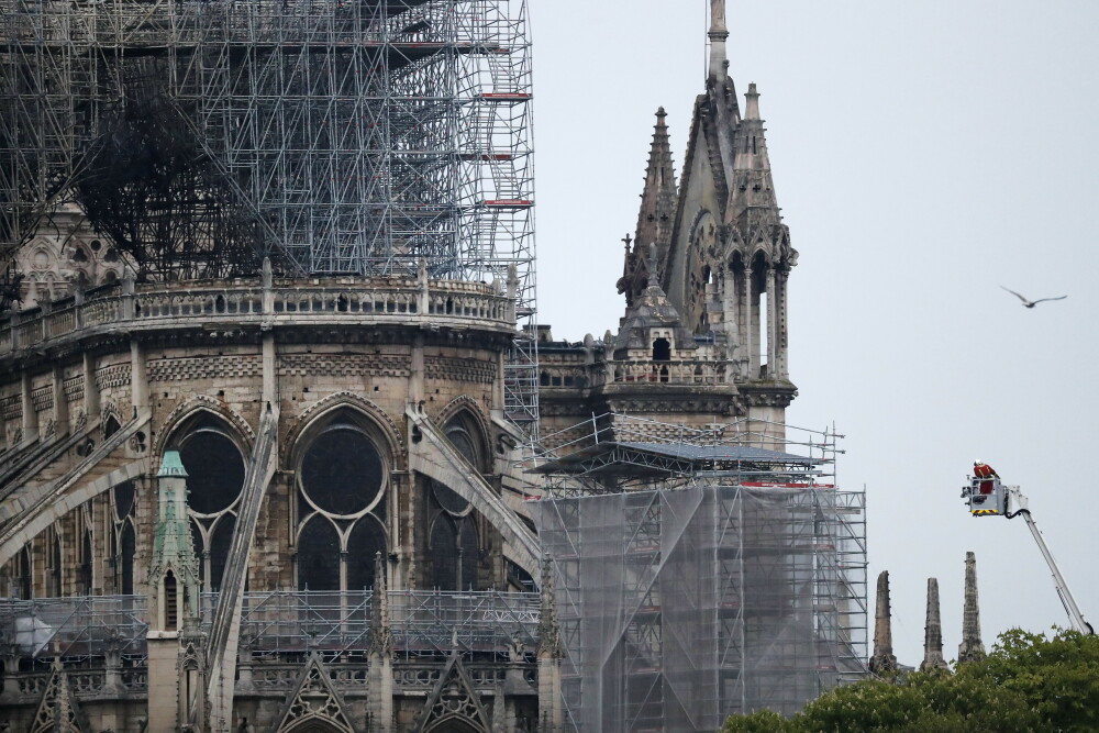 Imagini spectaculoase, filmate din dronă. VIDEO: cum arată acum catedrala Notre Dame - Imaginea 7