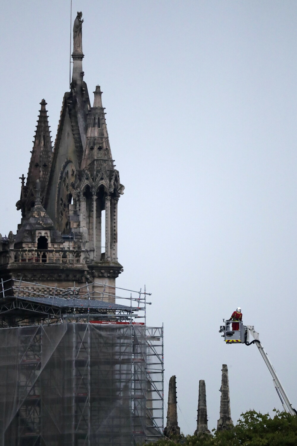 Imagini spectaculoase, filmate din dronă. VIDEO: cum arată acum catedrala Notre Dame - Imaginea 9