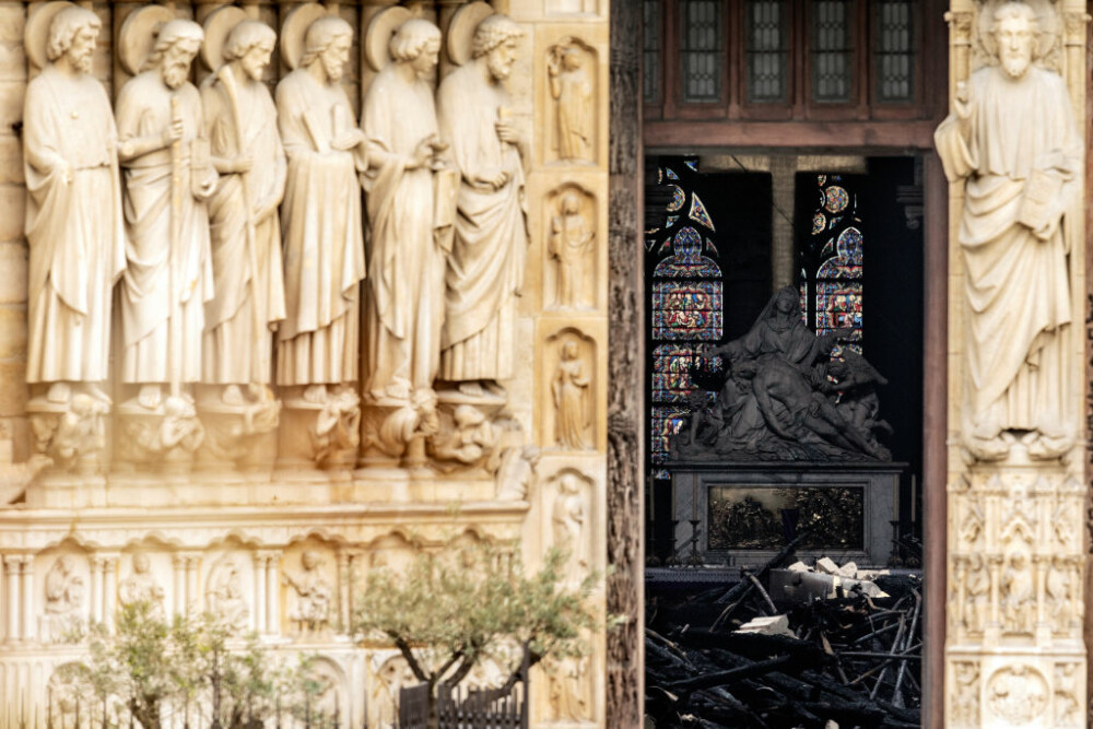 Incendiu la Notre Dame. Clopotele tuturor catedralelor din Franţa bat miercuri seară - Imaginea 2