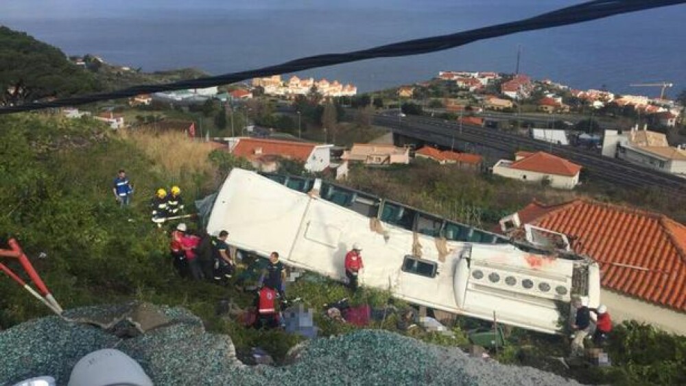 Autocar răsturnat în Madeira. Cel puţin 29 de turişti germani au murit. VIDEO, GALERIE FOTO - Imaginea 1