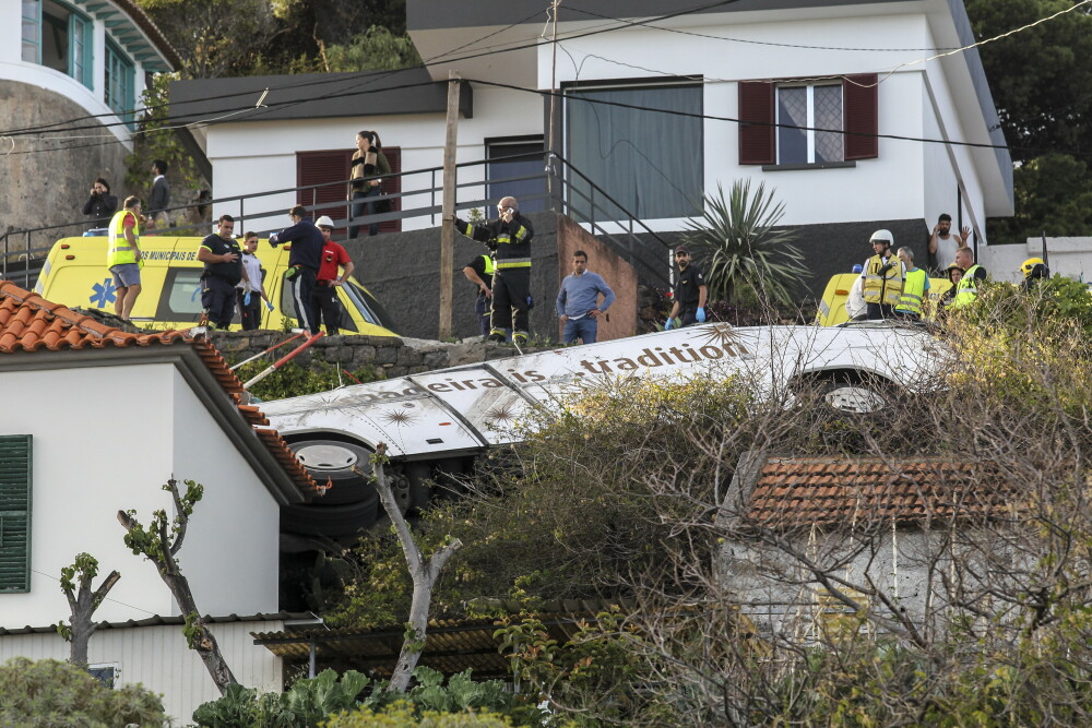 Accident de autobuz cu 28 de morţi, în Portugalia. Vehiculul s-a prăbuşit peste case - Imaginea 1