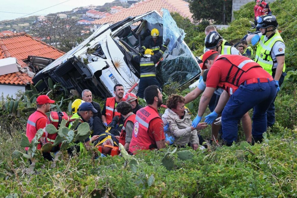 Autocar răsturnat în Madeira. Cel puţin 29 de turişti germani au murit. VIDEO, GALERIE FOTO - Imaginea 8