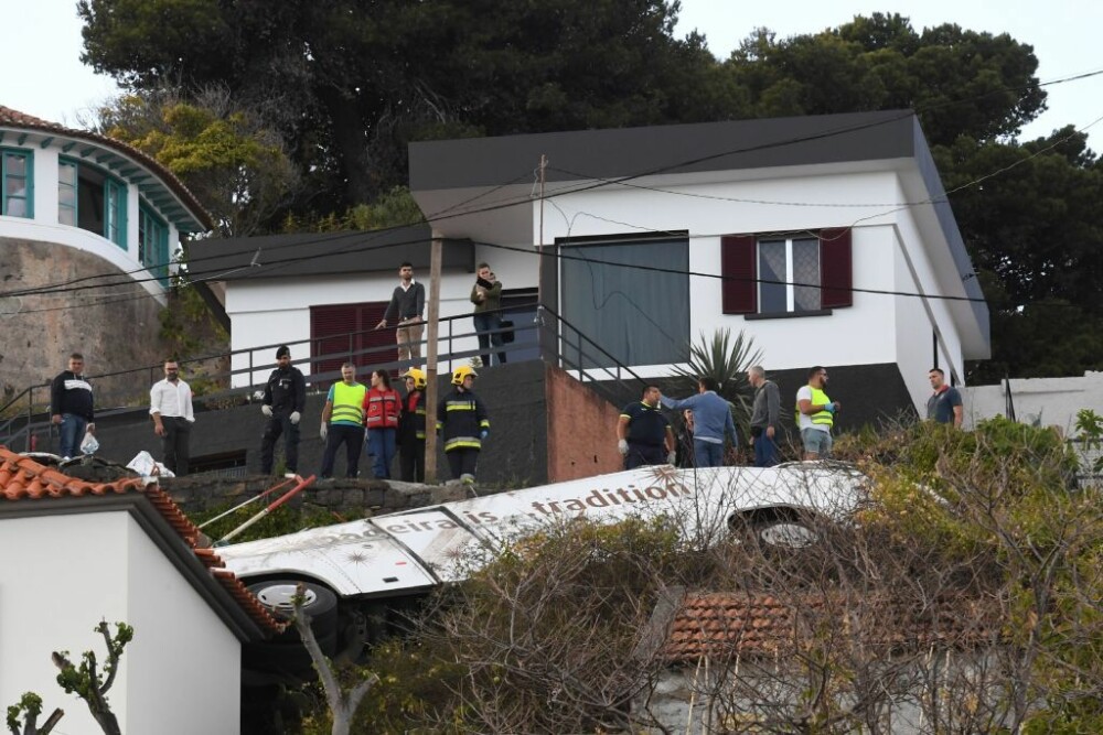 Autocar răsturnat în Madeira. Cel puţin 29 de turişti germani au murit. VIDEO, GALERIE FOTO - Imaginea 6