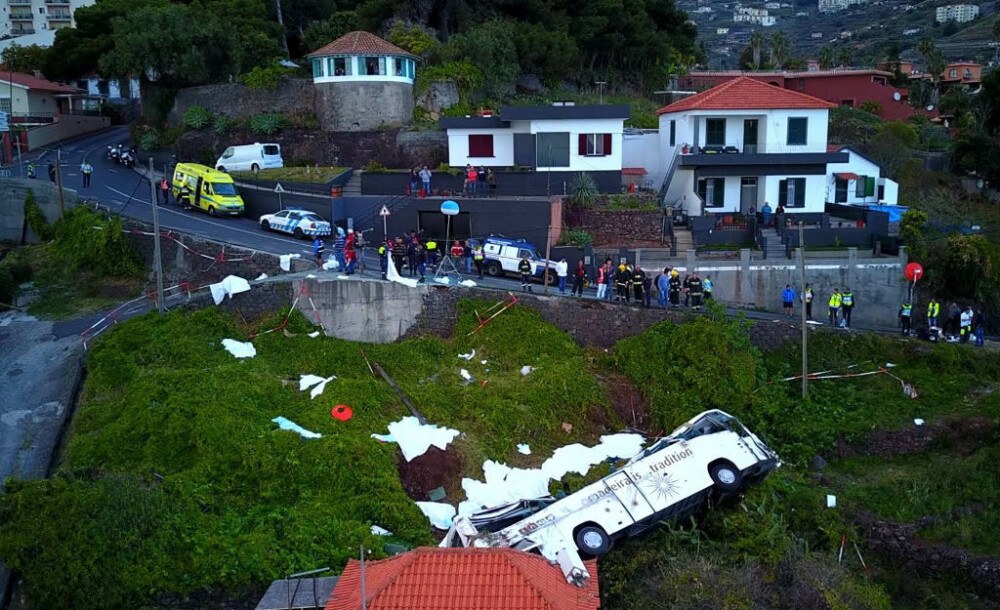 Autocar răsturnat în Madeira. Cel puţin 29 de turişti germani au murit. VIDEO, GALERIE FOTO - Imaginea 5