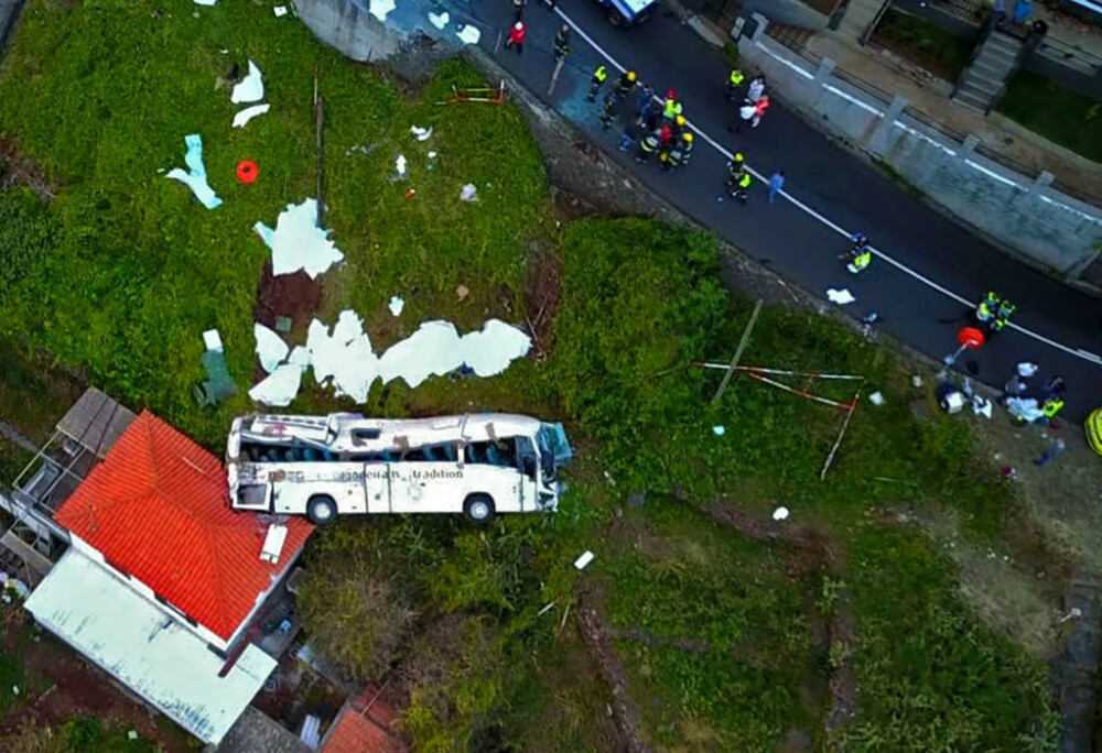 Autocar răsturnat în Madeira. Cel puţin 29 de turişti germani au murit. VIDEO, GALERIE FOTO - Imaginea 3